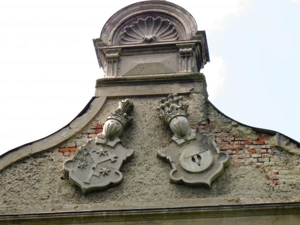 Stary park i dworek szlachecki. Nie zamieszkały i zaniedbany . Na szczęście władze Gminy zabezpieczyły budowlę nowymi dachami i rynnami oraz dobrym zabezpieczen