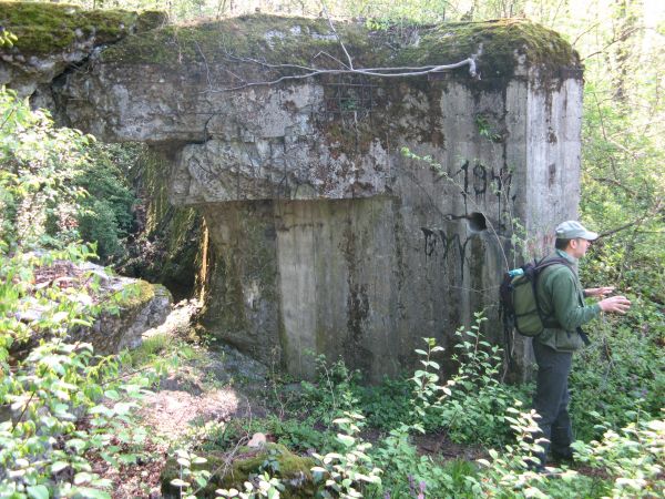 ruiny bunkra, uczestnicy rajdu PTTK O/Sanok na zboczu Góry Sobień; zdjęcie i rajd prowadzi: Maciek Skowroński - na zdjęciu: jego autor /z arch. PTTK O/Sanok/.