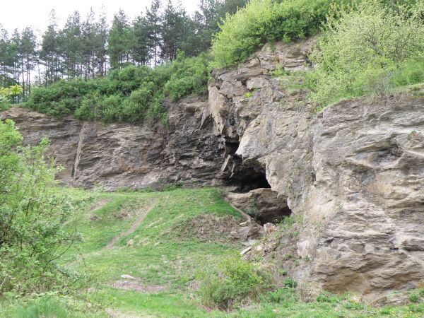 Nieczynne sztolnie kopalni srebra i wapieni w Wapiennej Górze