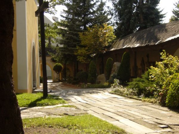 Widok przed kościołem w Krosnowicach.