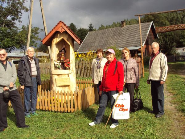 przed / obok kapliczki - przed wejściem na skansen.