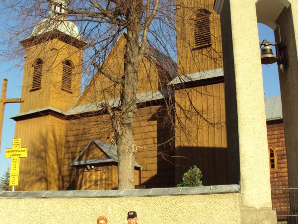 przed: fragment dzwonnicy i fronton kościoła.