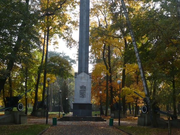 W parku przy ul.Częstochowskiej cmentarz Żołnierzy Radzieckich.