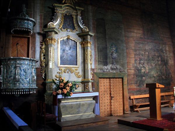 Kościół Wniebowzięcia NMP i św. Michała Archanioła . Na  liście światowego dziedzictwa UNESCO . Kościół w Haczowie jest największym gotyckim drewnianym kościołe