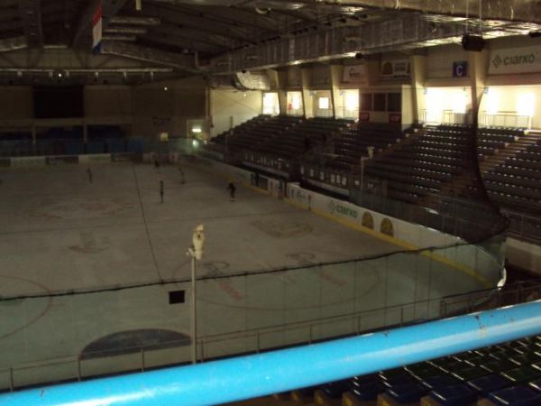 tafla lodowiska i fragment sektorów dla kibiców hokeja - Hala Widowiskowo-Sportowa "ARENA - SANOK".