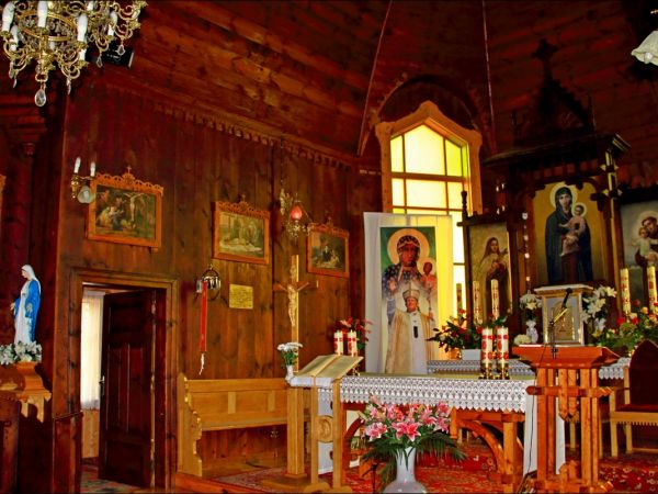 Drewniany kościół parafialny p.w. Matki Boskiej Śnieżnej , zbudowany w 1919 roku wg. projektu inż.arch. Kazimierza Osińskiego.