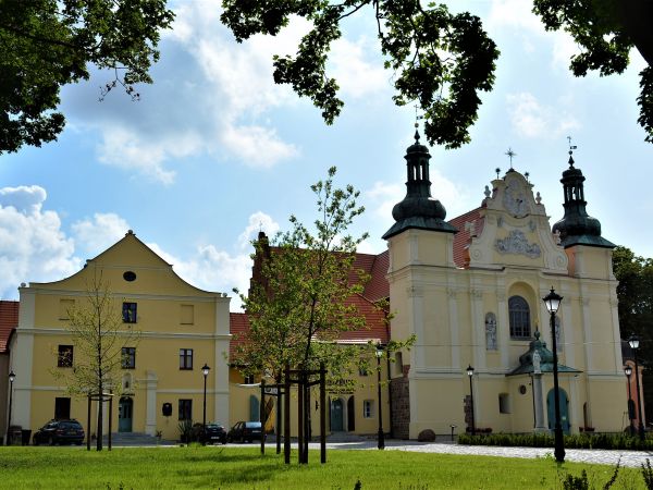 Fronton kościoła św.Trójcy i NMP. Z lewej strony widoczne wejście do muzeum.