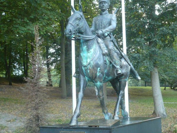 Wróćmy do Gdańsk Orunia ,gdzie w XVII w założono piękny park,dwa stawy,ciekawe alejki,stare drzewa,a 25.11.2010 r odsłonięto pomnik Tatara Rzeczpospolitej .