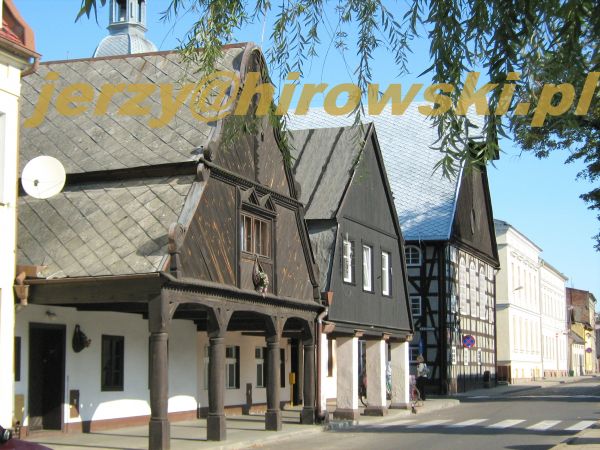 Rakoniewice. Rynek - zabytkowe domy podcieniowe.