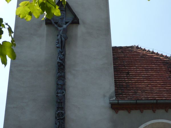 Wieża kościoła na niej Krzyż ludowego rzeźbiarz Pawła Brylińskiego.
Takich pięknych Krzyży w okolicy jest wiele oby przetrwały bo 
są piękne i unikalne w skal