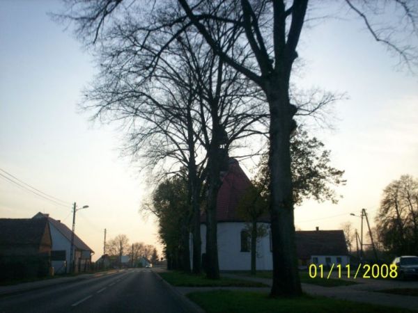 Po prawej stronie stoi Kościół.