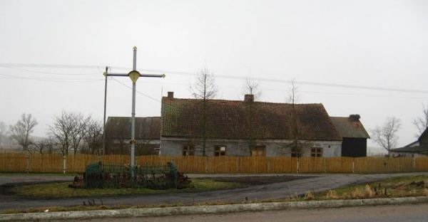 Krzyż przy drodze