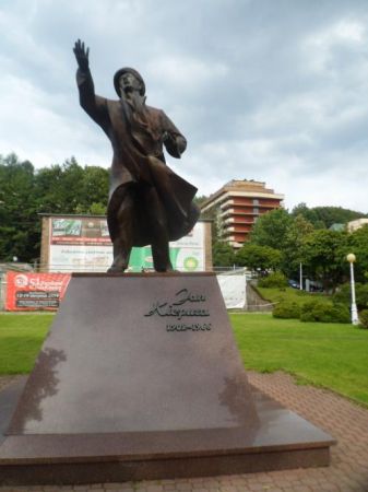 pomnik Jana Kiepury - śpiewaka operowego, "chłopaka z Sosnowca" - "... brunetki, blondynki, ja wszystkie was dziewczynki, całować chcę..."