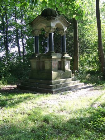 POMNIK W PARKU W SYPNIEWIE.