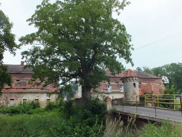 Wjazd na teren zespołu pałacowo-folwarcznego