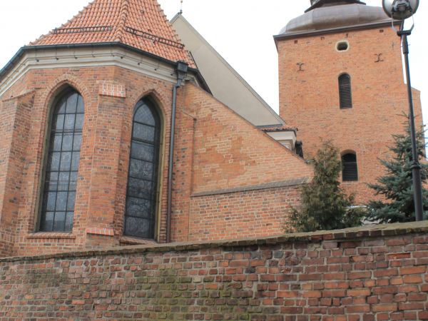 Kościół pw.Świętej Trójcy - Fara,fragment zachowanego muru miejskiego.