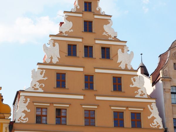 kunsztownie ozdobna ale i pełna dziejowego przekazu elewacja kamienicy "Pod Gryfami", zwieńczona manierystycznym szczytem -  zachodnia pierzeja otoczenia Rynku.