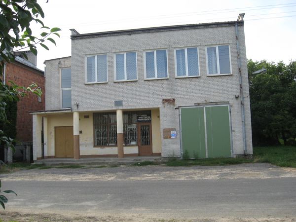 Remiza strażacka z nieczynnym lokalem sklepowym