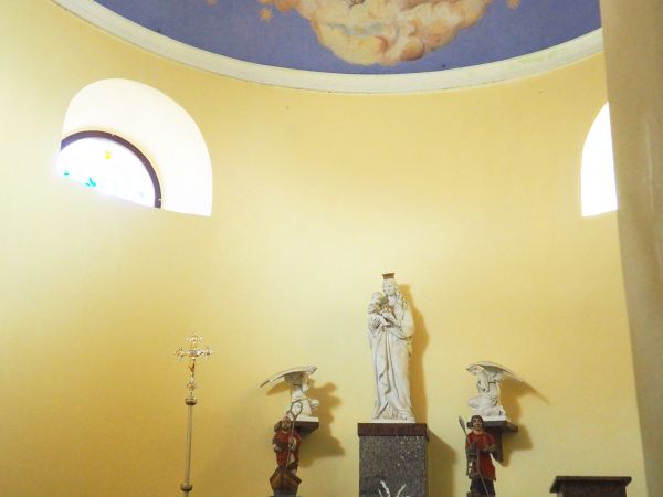 wnętrze kaplicy pw. św. Wawrzyńca - patrona służb przewodnickich, obsługi ruchu turystycznego, ratowników górskich. Rotunda o średnicy 7 m. Uroczysta msza święt