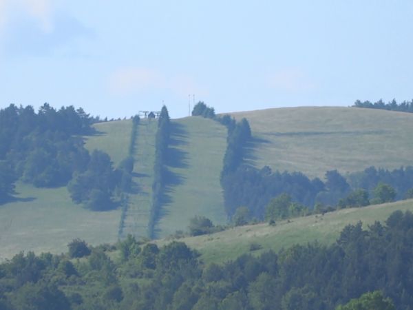 na odkrytym stoku Szerokiego Łanu: wyciąg narciarski, dalej tereny wsi Przybyszow - kiedyś sporej, ludnej, tam do wojny działał kamieniołom, kamieniarskie wyrob