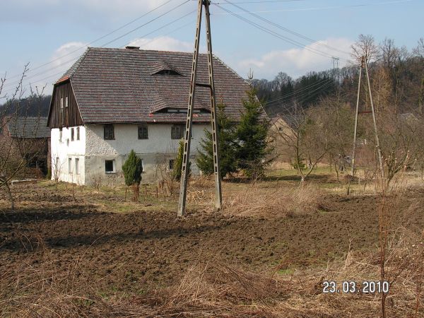 Przedwojenny młyn wodny. Istniał do ok.1945-47 roku. Władze powiatowe zabroniły korzystania z młyna , a gospodarza ciągano na przesłuchania za rzekome nielegaln