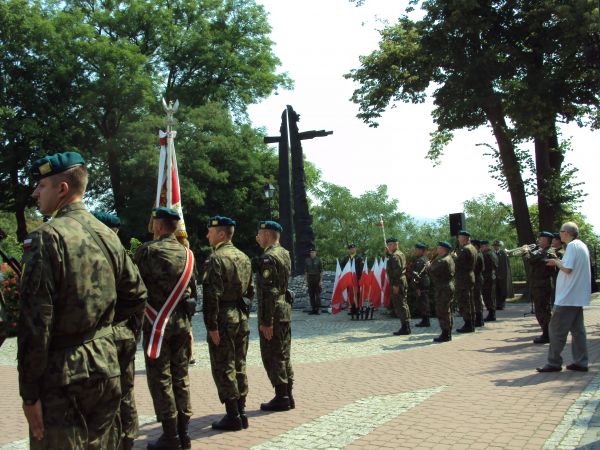 przed pomnikiem "Synom Ziemi Sanockiej" - na Placu św. Jana - uroczysty apel i ceremonia złożenia wiązanek na okoliczność obchodów Święta Wojska Polskiego - 201