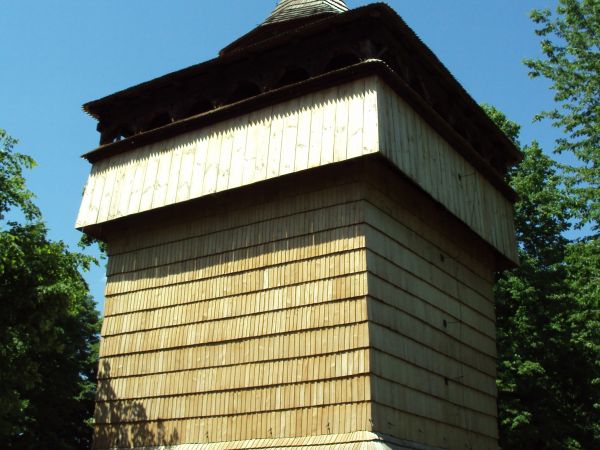 przed / obok : dzwonnicy, dwukondygnacyjnej, z okalającym fartuchem, piętro forteczne - do obserwacji i ostrzału prowadzenia przed najazdami zagonów tatarskich,