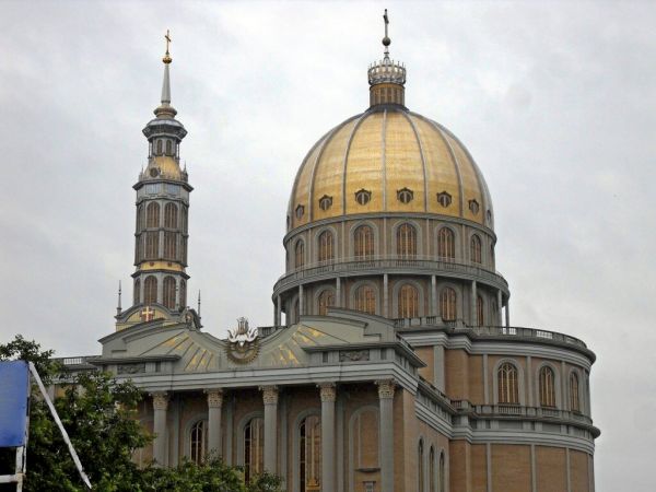 Bazylika w Licheniu skąpana w deszczu