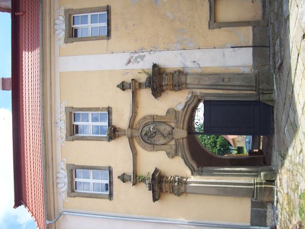 Barokowy kościół pw. Świętej Rodziny z zabytkowym cmentarzem