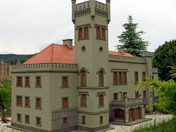 KOWARY - Park Miniatur Zabytków Dolnego Śląska - Pałacyk w Dąbrowicy wybudowany został w XIX wieku na życzenie zamożnej rodziny von Decker, współwłaścicieli fab