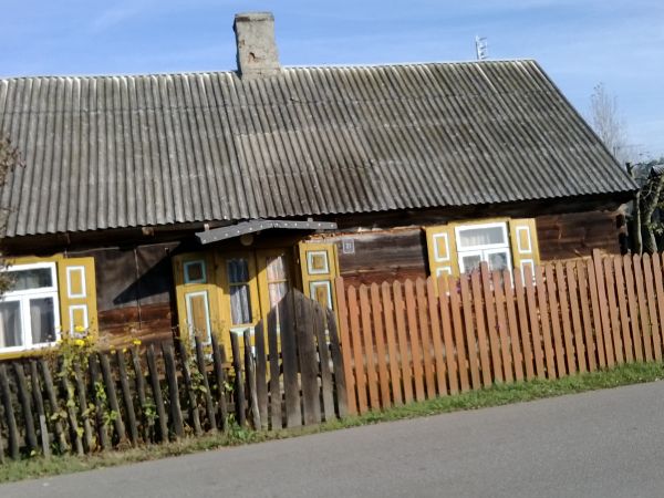 DOM  OD STRONY  DROGI