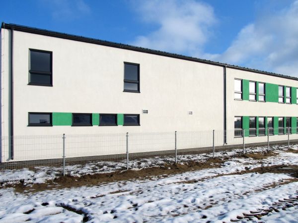 Nowy obiekt Zespołu Szkół Ponadgimnazjalnych w Czarnej Wodzie, wybudowany przez firmę STEICO (produkcja płyt pilśniowych), w miejsce innego obiektu zajętego prz