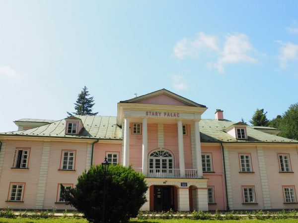 "Stary Pałac" - wybudowany w 1837r. według projektu Amelii Załuskiej - żony Karola Załuskiego, który wraz z bratem Józefem - generałem był właścicielem uzdrowis