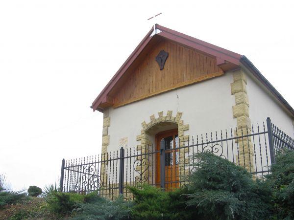 Kapliczka przydrożna domkowa - murowana, wzniesiona w 2-giej poł. XIX wieku, służyła m.in. do odprawiania nabożeństw majowych. Wtedy we wsi była cerkiew a ta ka
