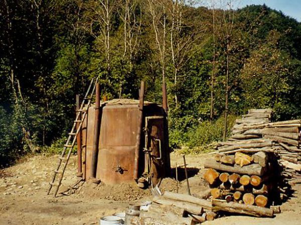 Sierpień 1999   piec do wypalania drewna bukowego