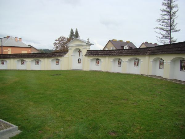 Kościół otoczony murem obronnym wys. 2 metrów, z otworami strzelniczymi. W razie zagrożenia, napaści ludność nawet z okolicznych wsi szukała schronienia, ocalen