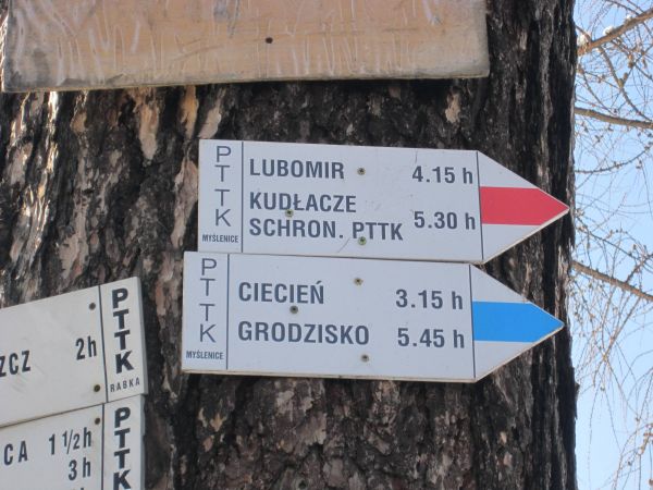 Drogowskazy przy dworcu PKP