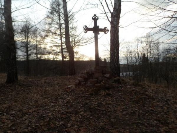 krzyż osadzony w kamienistym kopcu - dziś w miejscu prezbiterium kościoła ewangelickiego, widoczne czytelne ślady podmurówki.
