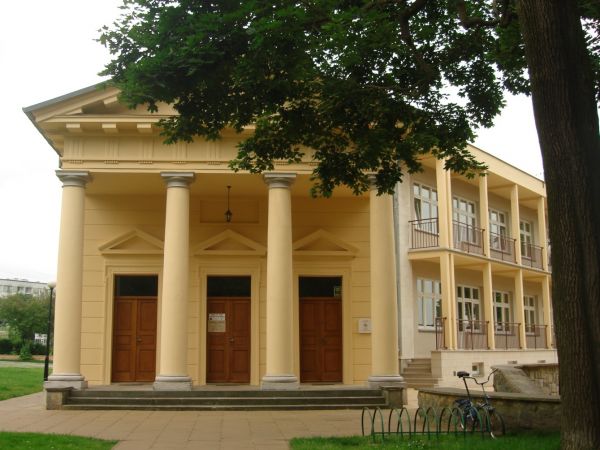 Dawna palacowa oranzeria jest obecnie siedziba Biblioteki Miejskiej