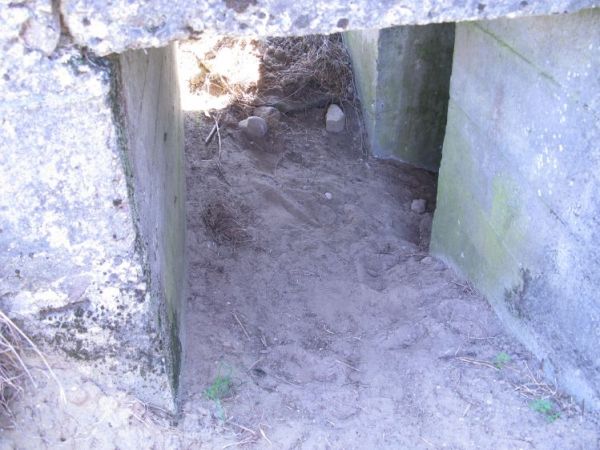 Zasypane wejście do Schronu nr 4. Armii "Poznań" z 1939r.