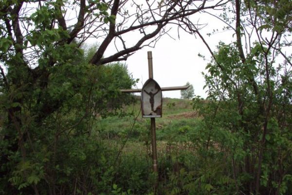 krzyż - tu osadzony - wskazuje miejsce gdzie powyżej był cmentarzyk choleryczny /mogę wskazać na źródła tych przekazów/.