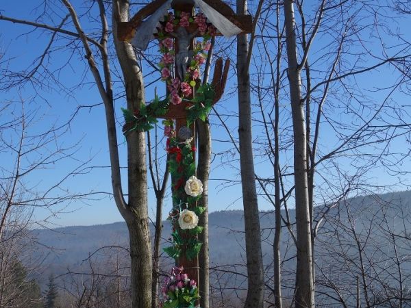 Krzyż na Jaworzu. Górskim osiedlu Harbutowic  pod szczytem Kijowej Góry.(Czasem zwanej też Jaworzem)