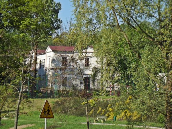 dwór z XIX wieku, niegdyś własność Bobczyńskich i Dydyńskich, przy dworze  park i stawy oraz wysadzana ozdobnymi drzewami aleja.