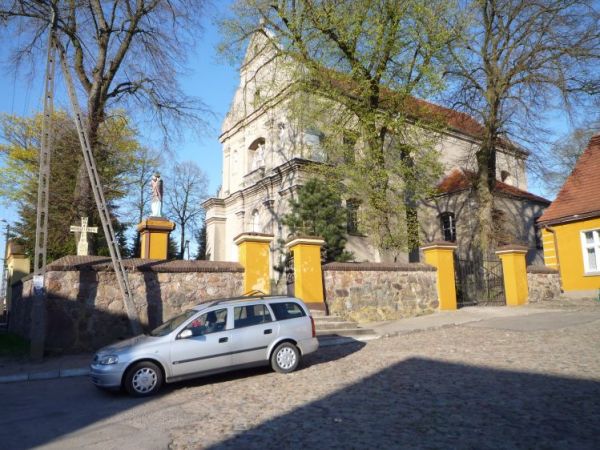 Rynek z widokiem na kościół.