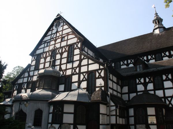 wpisany na Listę UNESCO Kościół Pokoju - tu ściana boczna, prezentująca się od strony głównej alei przykościelnej.