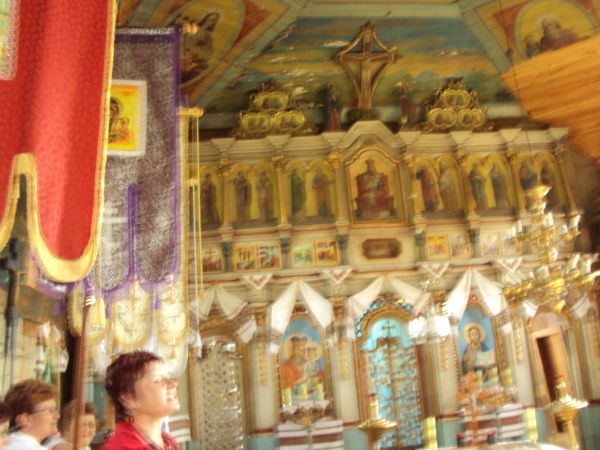 Ikonostas z 1895r. z ikonami pędzla Josypa Bukowczyka, poniżej: prazdniki i carskie oraz diakońskie wrota.