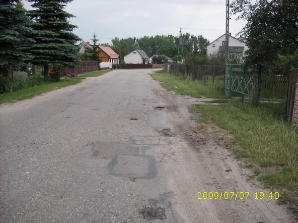 Centrum wsi Ruda Koscielnej piękna jezdnia.
Droga do zajazu który nie istnieje w gorzelni.