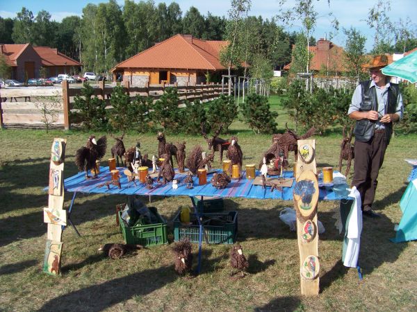 Kiermasz rękodzieła ludowego.