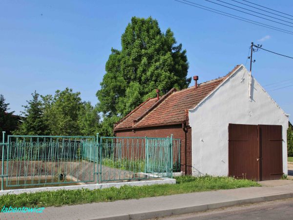 ZBIORNIK  WODY  P.POŻ.  I STARA  REMIZA  OCHOTNICZEJ  STRAŻY  POŻARNEJ