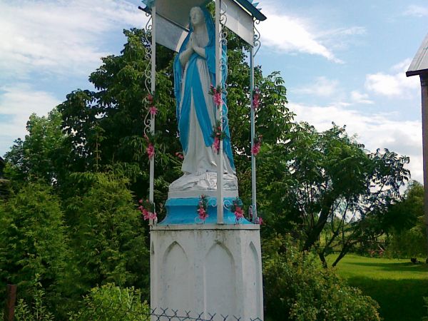 Maj jest miesiącem maryjnym ,w Brzostkowie figura Matki Bożej z Lourdes pięknie przybrana kwiatami .